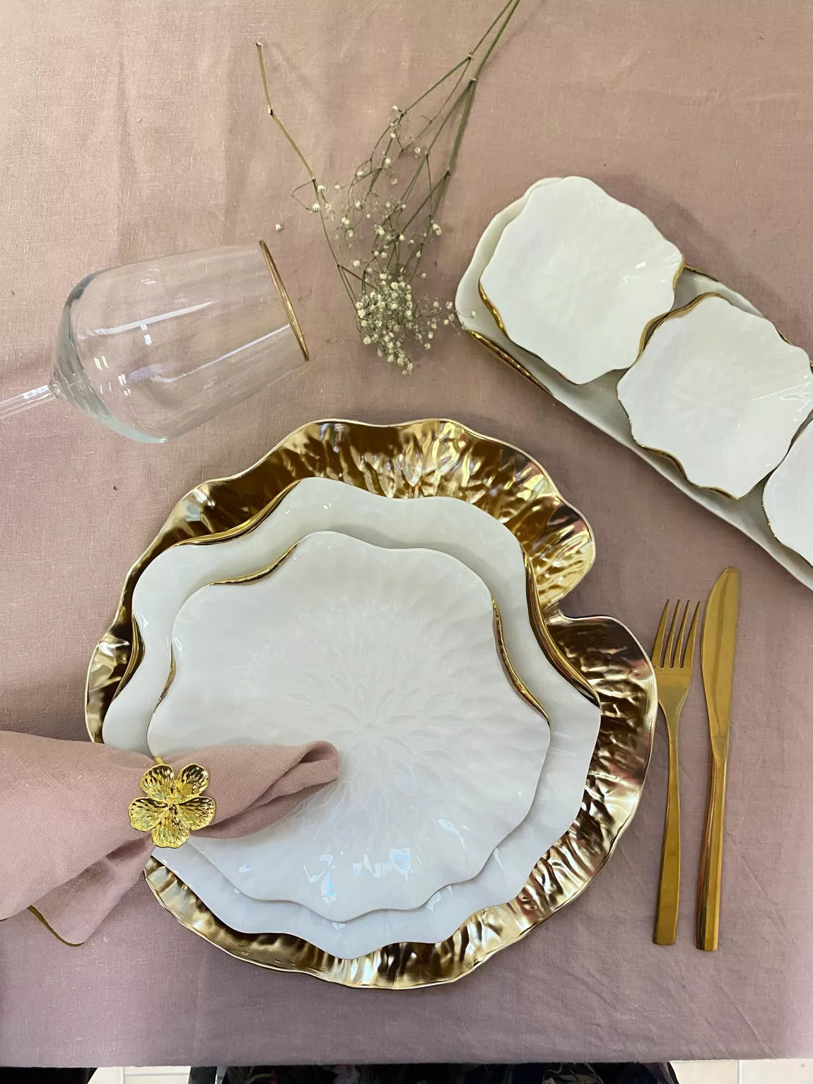 Aperitif-Set mit 3 Schalen auf weißem Porzellantablett mit Goldrand